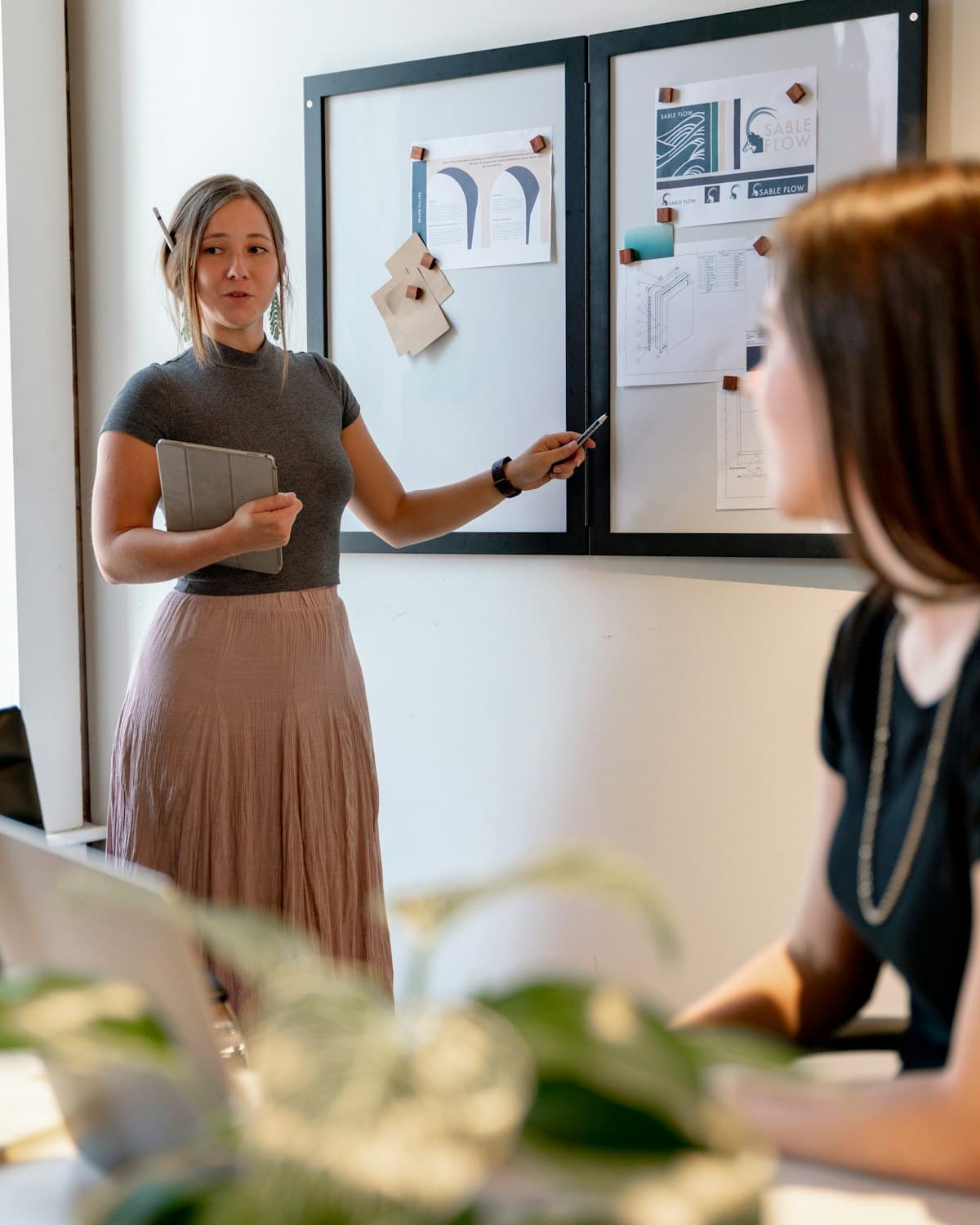Atelier de travail : une intervenante présente le besoin métier au tableau